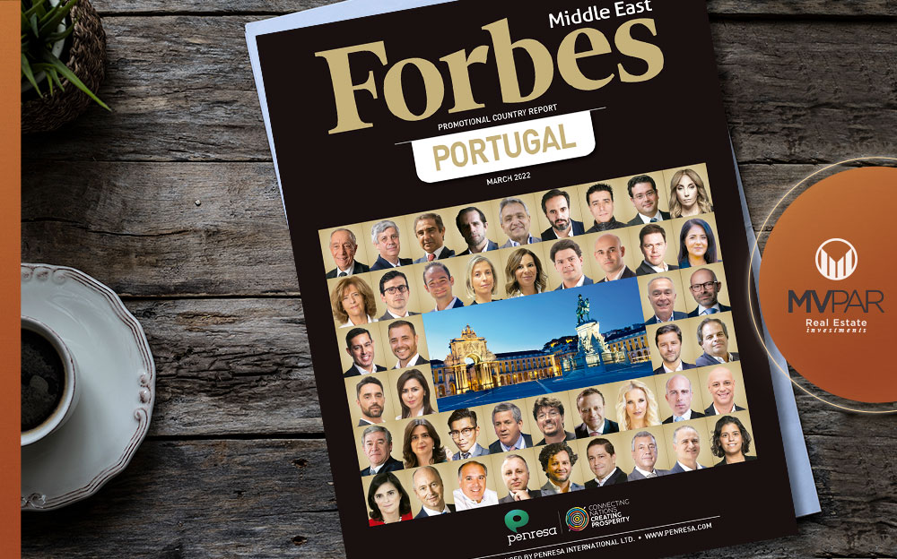 Sobre uma mesa está a revista Forbes, na capa figuram empresários de Portugal